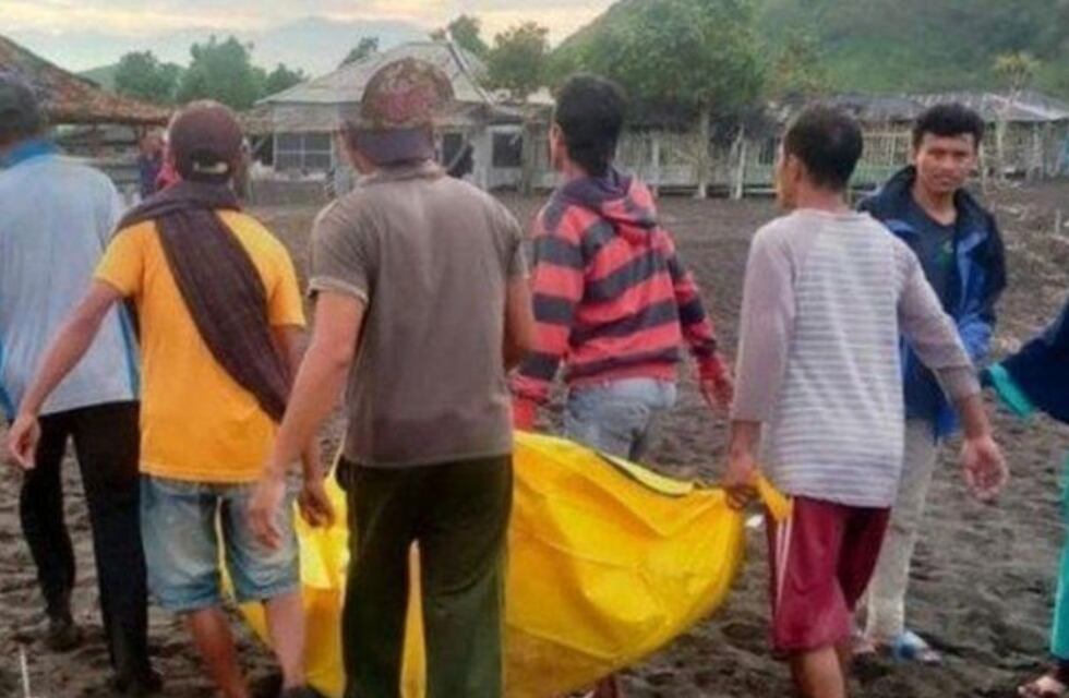 Tragedia en Indonesia: meditaban en la playa y los sorprendió la marea que dejó 10 muertos