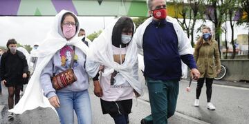 Madre de Maia Beloso en el corte de vecinos en la autopista Dellepiane.
