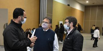 El doctor Mauro García en la jornada de vacunación de ayer.