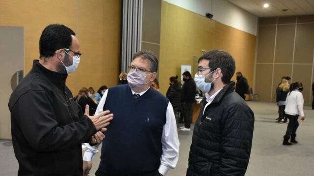 El doctor Mauro García en la jornada de vacunación de ayer.