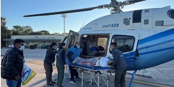 El operativo fue ejecutado por un equipo médico y pilotos locales, garantizando el retorno seguro del paciente a su provincia.