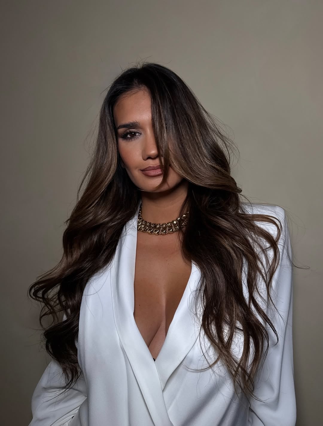 Look total white y mega escote: Momi Giardina participó de una producción de fotos y dio cátedra de estilo