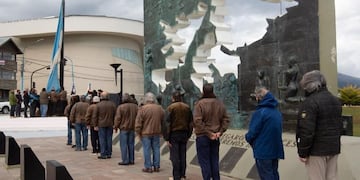 Se llevó adelante el cambio del Pabellón Nacional de la Plaza Malvinas Argentinas
