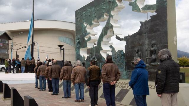 Se llevó adelante el cambio del Pabellón Nacional de la Plaza Malvinas Argentinas