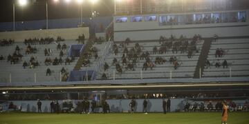 Un socio de Belgrano arrojó desde los palcos una botella que hirió al médico visitante. Lo expulsaron del club. (Facundo Luque / La Voz).