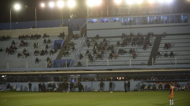 Un socio de Belgrano arrojó desde los palcos una botella que hirió al médico visitante. Lo expulsaron del club. (Facundo Luque / La Voz).