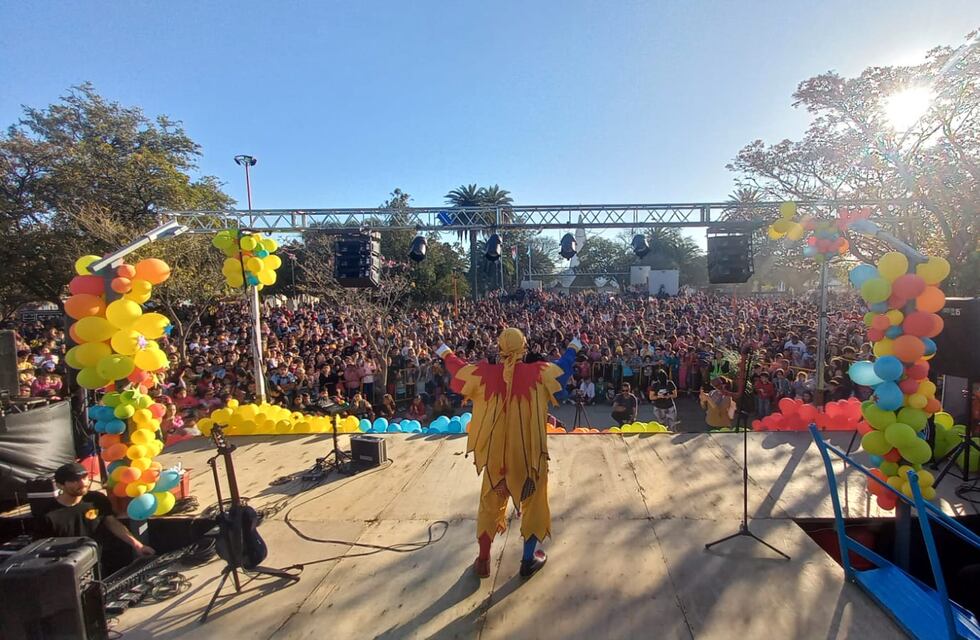 Con una plaza 25 de mayo colmada, Arroyito le abrió los brazos a Piñón Fijo