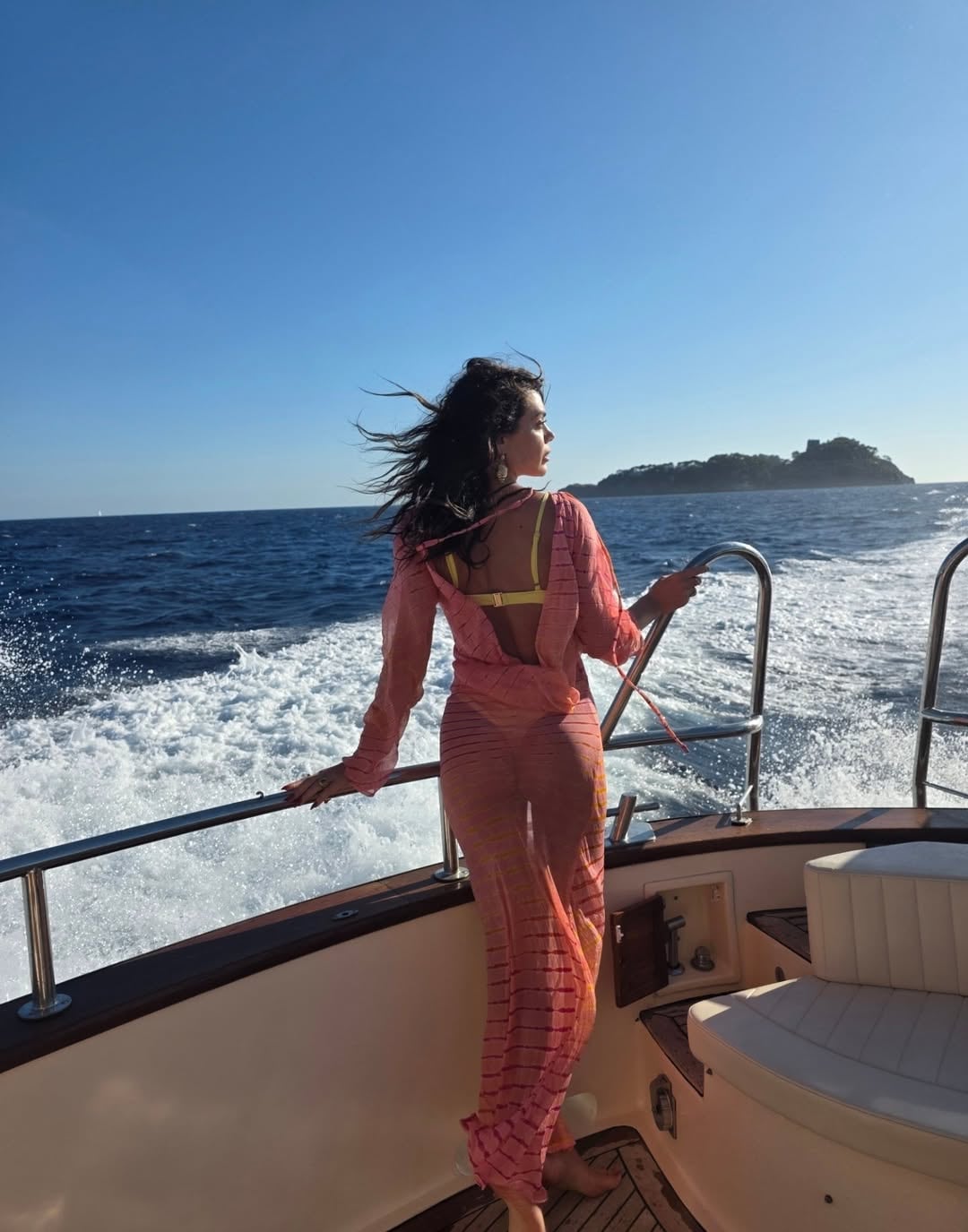 Desde Italia, Emilia Attias disfrutó del verano europeo en microbikini blanca
