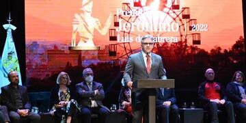 El intendente Martín Llaryora entregó los premios Jerónimo Luis de Cabrera a los cordobeses. (Municipalidad).
