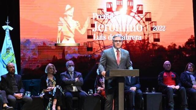 El intendente Martín Llaryora entregó los premios Jerónimo Luis de Cabrera a los cordobeses. (Municipalidad).