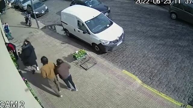 El momento en el que la conductora agarra de los pelos a la peatona.