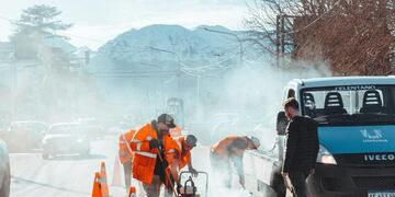 Continúan los trabajos de bacheo con asfalto caliente en distintos puntos de la ciudad