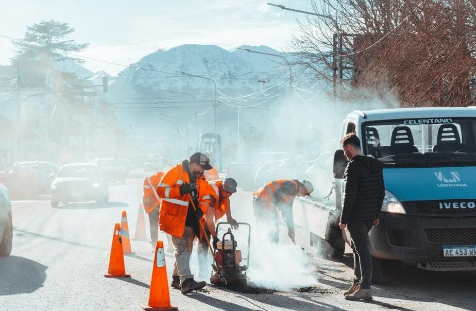 Continúan los trabajos de bacheo con asfalto caliente en distintos puntos de la ciudad