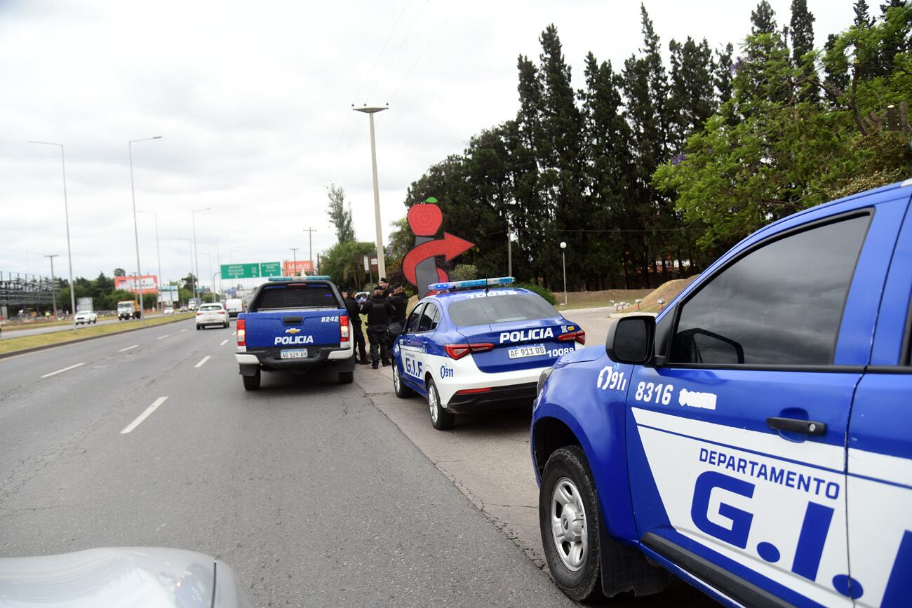 Detuvieron a una pareja que se atrincheró en el hotel Ruta hotel alojamiento de Av La Voz del Interior. Ramiro Pereyra / LVI