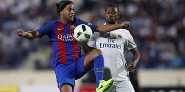 Ronaldinho es la principal figura del equipo de leyendas del Barcelona.