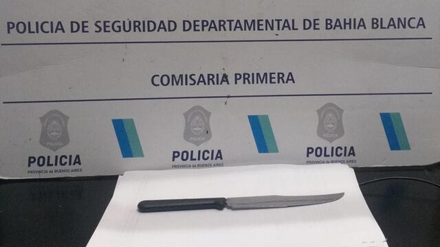 Un hombre apuñaló con un cuchillo a su amigo porque abrazó a su novia