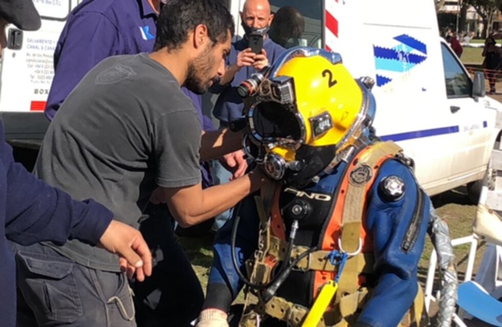 Un buzo en plena Plaza Mitre de Mar del Plata: realizaron inspecciones en la Estación Elevadora