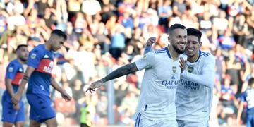 Darío Benedetto festeja su gol ante Tigre.
