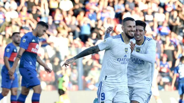 Darío Benedetto festeja su gol ante Tigre.