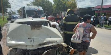 Una de las ocupantes debió ser asistida por bomberos para salir del auto.(Foto: Bomberos Voluntarios)