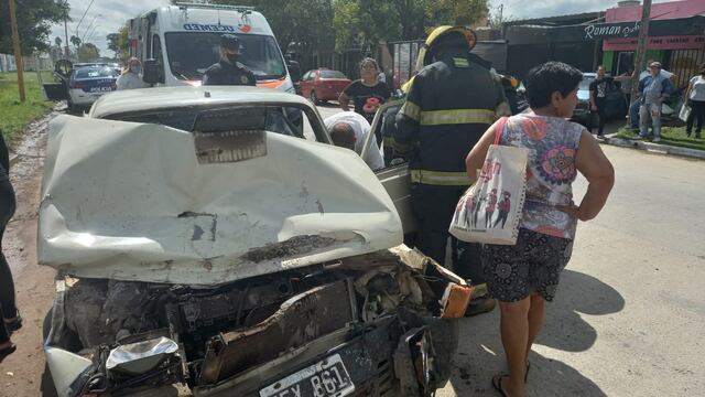 Una de las ocupantes debió ser asistida por bomberos para salir del auto.(Foto: Bomberos Voluntarios)