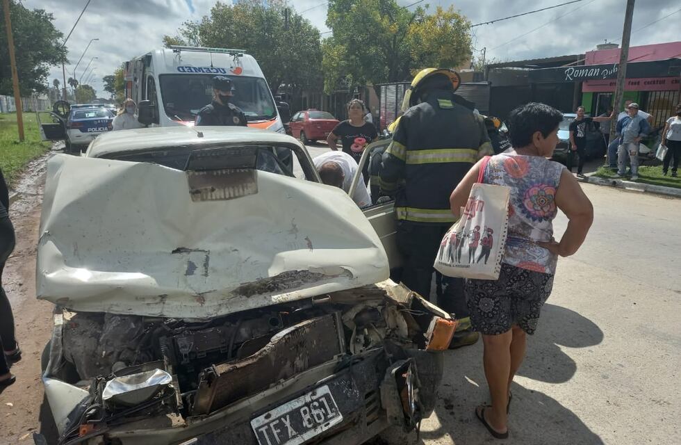 Fuerte choque entre un auto y un camión en el Interprovincial