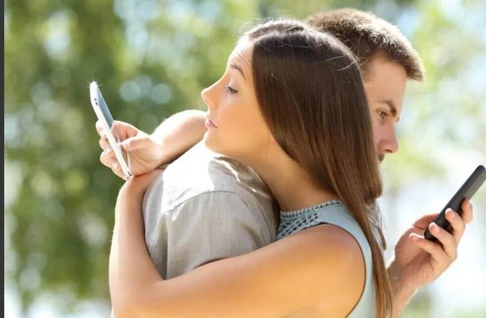 Video: descubrió que su novio quería engañarla con una amiga, se hizo pasar por ella y su reacción se volvió viral