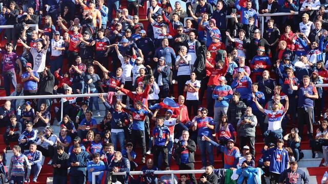 Los hinchas de Argentinos y Tigre armaron una fiesta cuando salieron los equipos al campo de juego.