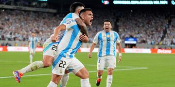 Lautaro Martínez grita su gol ante Chile. (AP).