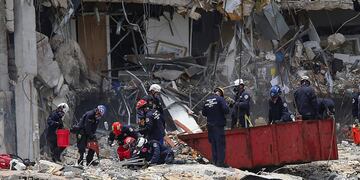 Rescatistas. Continúa la búsqueda de personas desaparecidas bajo los escombros, tras el derrumbe parcial en Surfside, Miami. (AP)