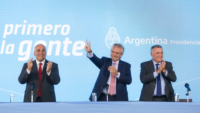 El presidente Alberto Fernández junto al gobernador de Tucumán, Osvaldo Jaldo, y el jefe de Gabinete nacional, Juan Manzur. Foto: Presidencia