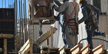 Aumenta el precio del metro cuadrado de la construcción.
El 25 % de incremento más una aceleración de precios de materiales e insumos, se tradujo en un aumento superior al 18 % en un mes. Medido en dólares marginales la tasa de incremento es aún mayor
Foto: Orlando Pelichotti