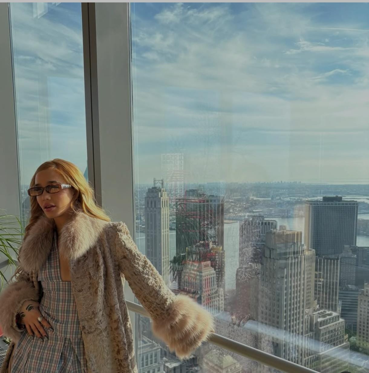 Desde Nueva York, Ángela Torres deslumbró con un tapado largo de peluche y se convirtió en la reina del estilo