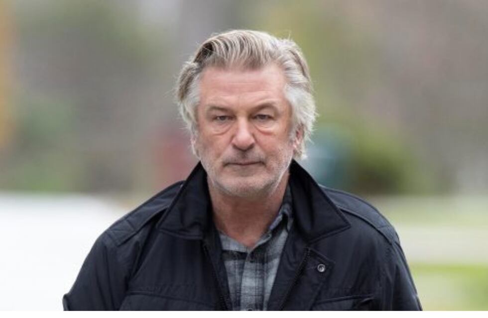 Caso Alec Baldwin: según el FBI, el actor apretó el gatillo de la pistola que mató a Hutchins