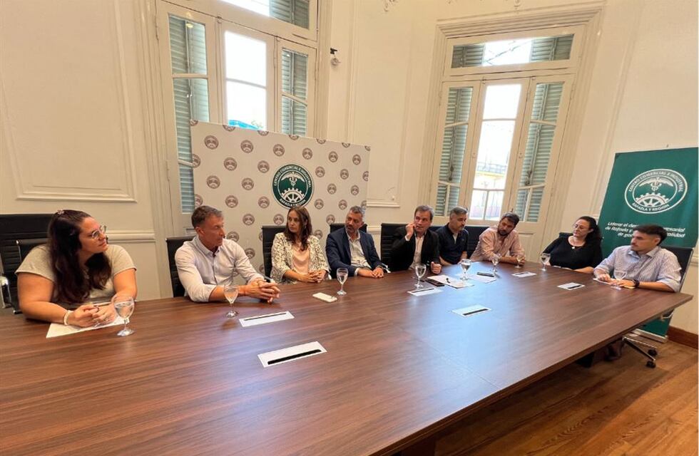 La Provincia entregó aportes a los centros comerciales a cielo abierto