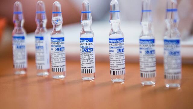 Según el Instituto Gamaleya, los efectos adversos comunes de la Sputnik V son: dolor en el lugar de la inyección, dolor muscular y fiebre.