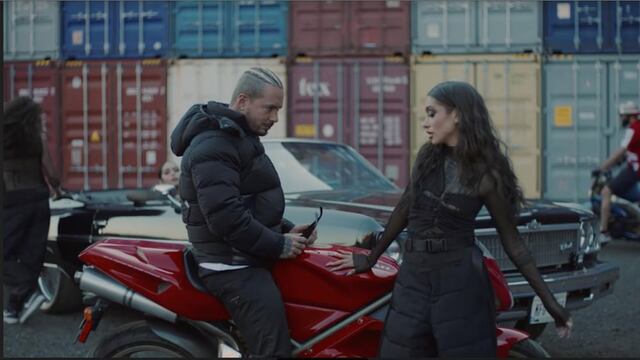 J Balvin y María Becerra en "¿Qué más pues?"