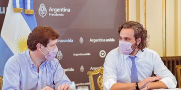 Melella y Cafiero firmando el acuerdo este jueves en Casa Rosada.
