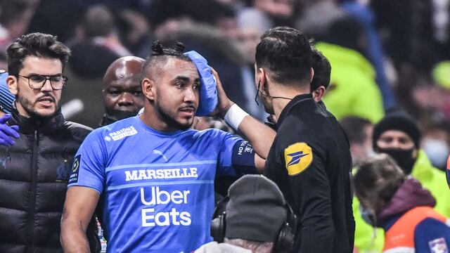Suspendieron el duelo entre Olympique Marsella y Lyon por un botellazo a Dimitri Payet.