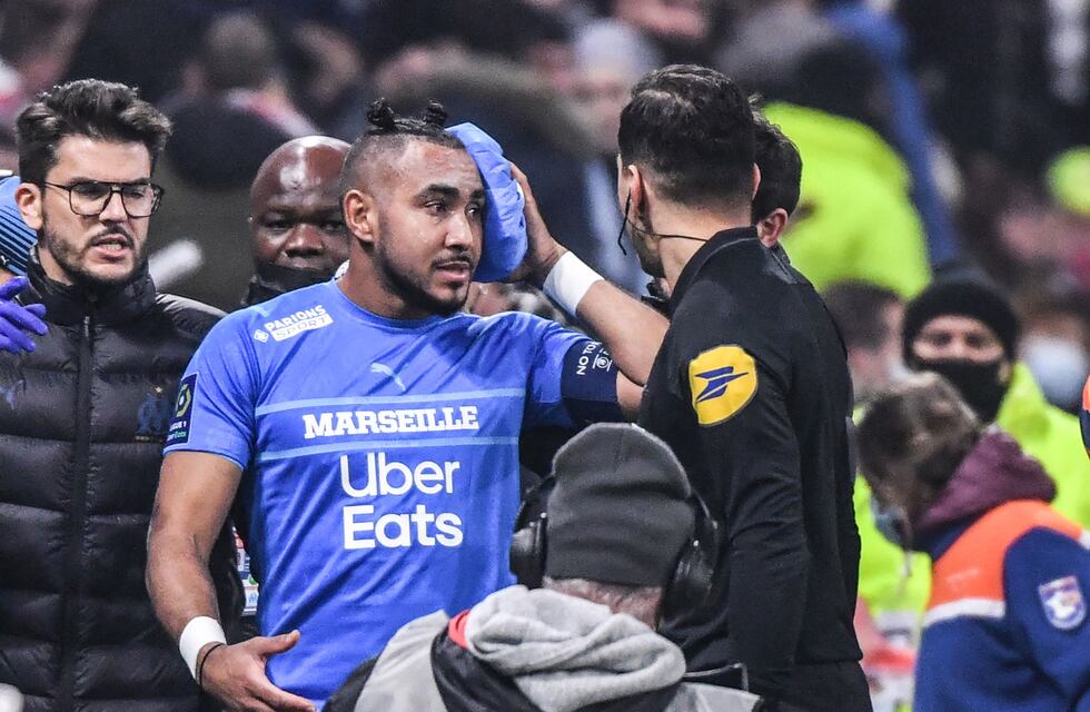 Otro escándalo y agresión al equipo de Jorge Sampaoli: suspendieron Marsella - Lyon por un botellazo