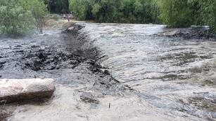Crecida en Capilla del Monte, con arrastre de cenizas por los recientes incendios forestales (La Voz)