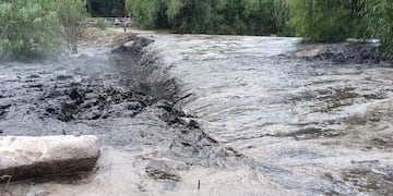 Crecida en Capilla del Monte, con arrastre de cenizas por los recientes incendios forestales (La Voz)