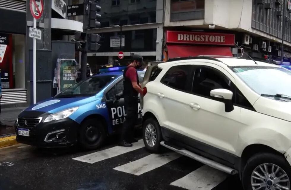 Atacaron a un empleado con gas pimienta en Microcentro para robarle el maletín a la salida de un banco