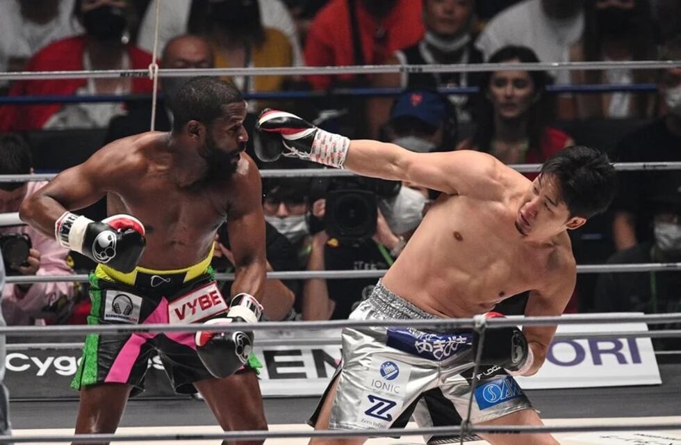 El increíble nocaut de Floyd Mayweather en una exhibición con Manny Pacquiao como testigo