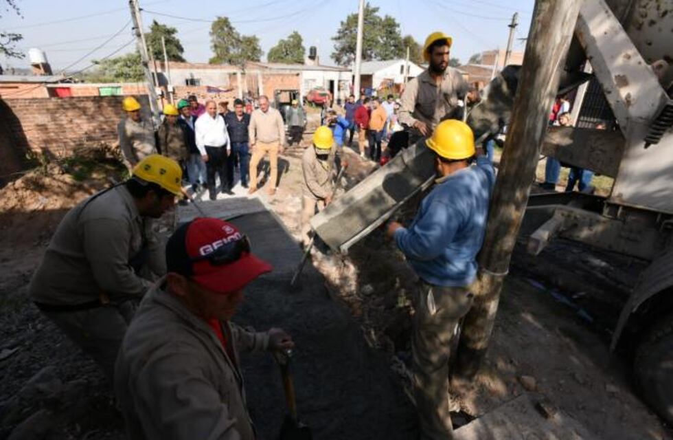 Manzur recorrió obras en Las Talitas