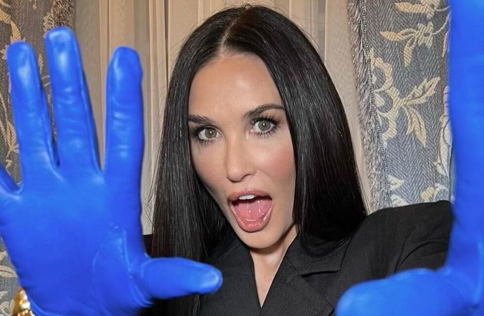 A los 60 años de edad, Demi Moore mostró su impresionante figura en una bikini fucsia desde un yate