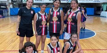 El Club San Martín marcó un hito histórico al debutar en la Liga Federal con sus categorías formativas en básquet femenino.