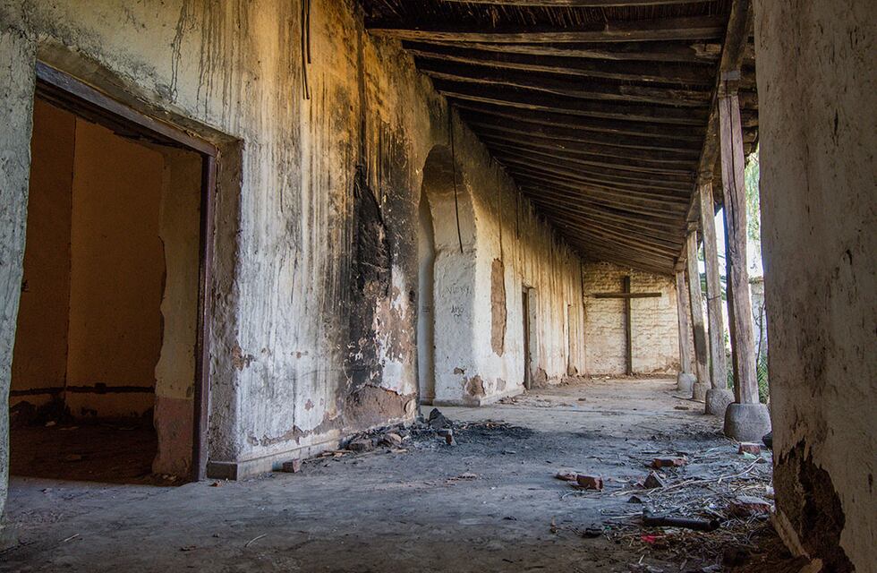Visitó una iglesia abandonada en Villa Cura Brochero, intentó filmar pero una “señal” lo obligó a huir