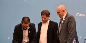 Rodrigo Aristimuño firma el convenio de pavimentación de caminos en Puerto Rosales.