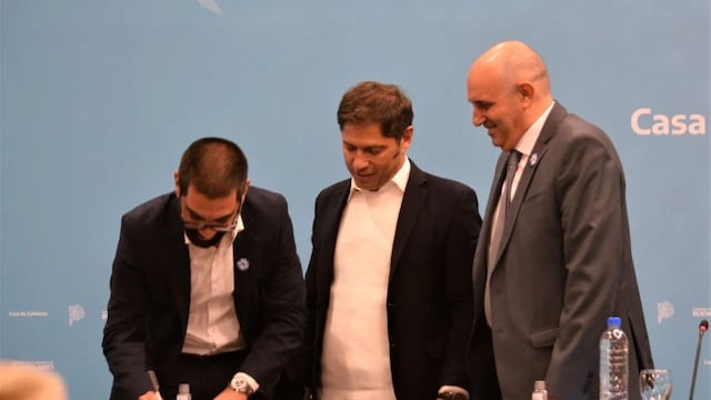 Rodrigo Aristimuño firma el convenio de pavimentación de caminos en Puerto Rosales.